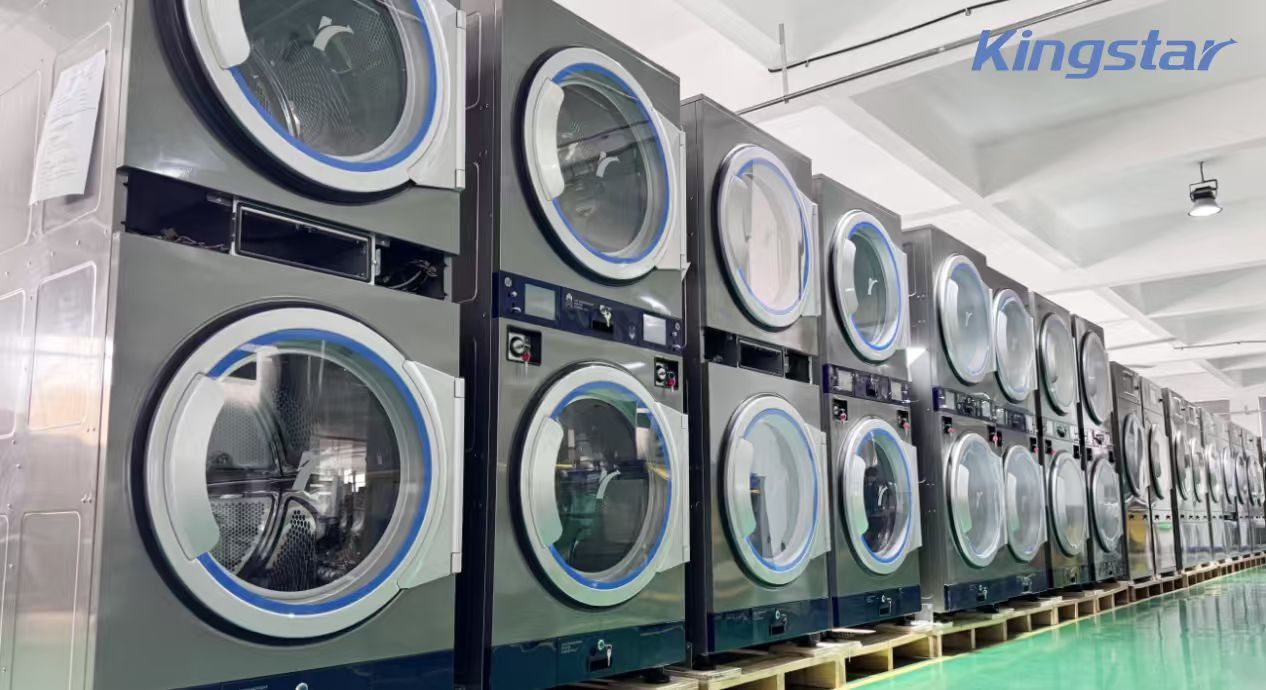 Comment laver professionnellement les vêtements en détresse : points clés techniques et prévention des risques